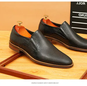 Détail de mocassins en cuir noir perforé pour hommes style business formel