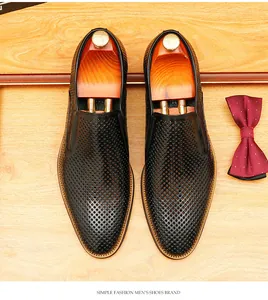 Détail professionnel de mocassins en cuir noir perforé pour hommes avec élégant nœud papillon