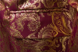 Dettaglio macro del tessuto della giacca da uomo bordeaux e oro jacquard con tasca