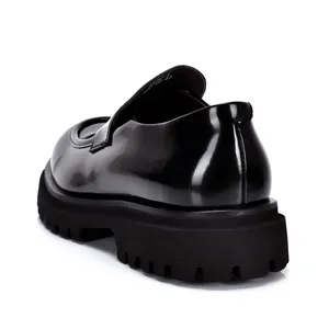 Achteraanzicht van de premium zwarte lakleren platform loafers met dikke zool.
