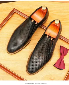 Détail des mocassins en cuir noir perforé respirant pour la mode masculine chic