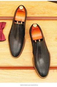 Vue détaillée de mocassins en cuir perforé noir pour hommes, style business formel.