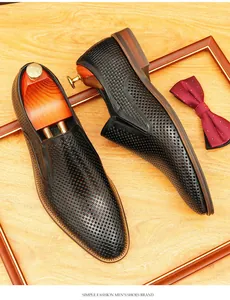 Vue détaillée de mocassins en cuir perforé noir pour hommes, chaussures de ville habillées