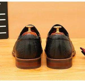 Vue arrière détaillée de mocassins en cuir noir tressé pour homme, style business