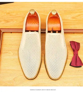 Vue de dessus détaillée de mocassins en cuir beige perforé avec nœud papillon