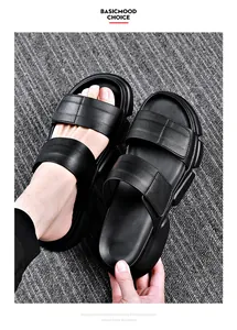 Détail rapproché de claquettes noires pour hommes avec doubles brides élégantes et semelles EVA