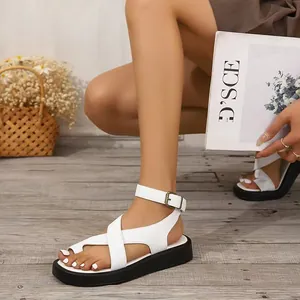 Detail van witte platform sandalen met een teenlus en verstelbare enkelband gesp
