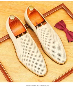 Vue détaillée des mocassins pour hommes en cuir perforé crème de style professionnel