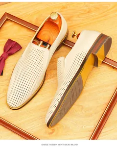 Vue détaillée des mocassins en cuir perforé crème pour hommes avec embauchoirs