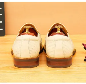 Vue arrière de mocassins en cuir perforé crème montrant la texture et les talons
