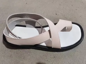 Detailweergave van roze Romeinse damessandalen met teenlus en dikke zwarte platformzool
