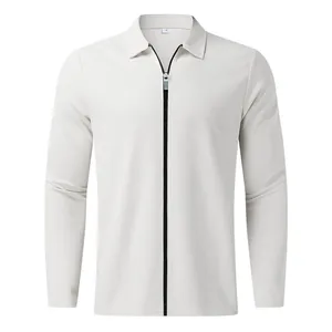 Détail d'un cardigan zippé pour homme en maille gaufrée avec col polo gris clair