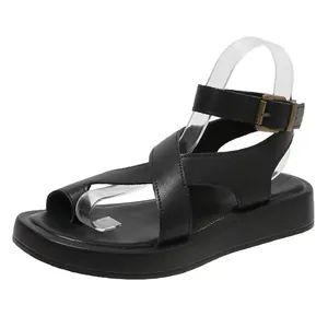 Stijlvolle zwarte plateau sandalen met teenlus en een verstelbare enkelbandsluiting