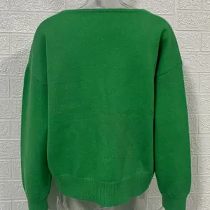 Vista posteriore di un maglione di maglia retrò verde con vestibilità rilassata e comoda