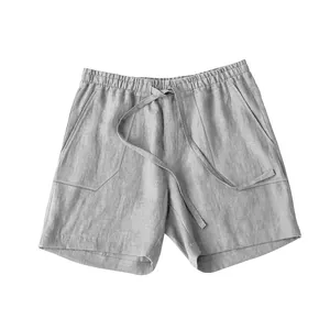 Detailansicht der grauen Leinen-Shorts für Herren mit Kordelzug und Gummibund.