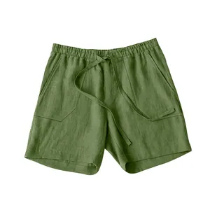 Nahaufnahme der olivgrünen Leinen-Shorts für Herren mit Kordelzug und elastischem Bund