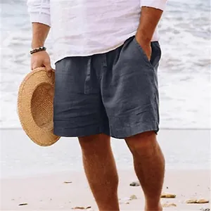Dettaglio di pantaloncini in lino da uomo con coulisse in un rilassante contesto da spiaggia.