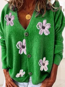 Cardigan in maglia verde con grandi ricami floreali viola in stile retrò autunnale