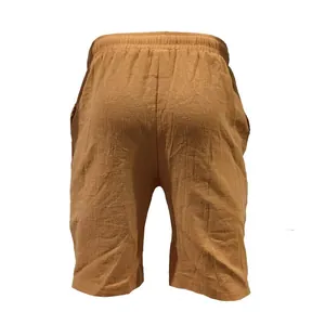 Vista posteriore dettagliata di pantaloncini casual da uomo in lino e cotone color zenzero