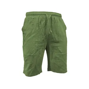 Dettaglio dei pantaloncini casual da uomo in cotone e lino verde oliva con vita a coulisse.