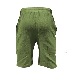 Vista posteriore di pantaloncini da uomo in cotone e lino verde oliva per estate.