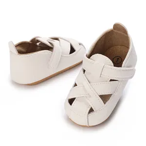 Vista dettagliata di scarpe primi passi bianche per neonato con suola flessibile