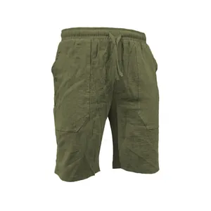 Dettaglio che mostra la trama dei pantaloncini in cotone e lino verde oliva traspirante uomo