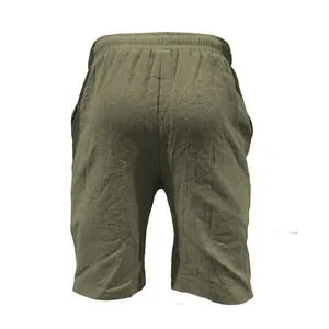 Vista posteriore dettagliata dei pantaloncini casual da uomo in cotone e lino verde