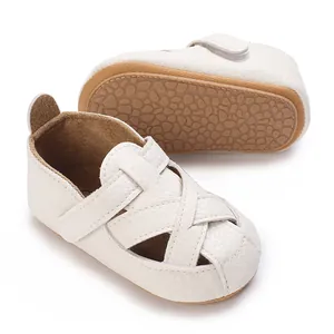 Vista dettagliata scarpe primi passi in ecopelle bianca con suola antiscivolo