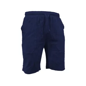 Dettaglio dei pantaloncini casual da uomo in cotone e lino blu navy con coulisse