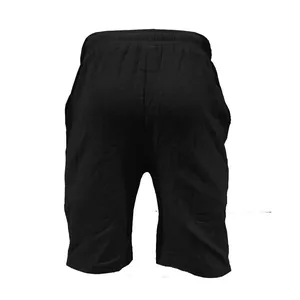 Dettaglio della vista posteriore di pantaloncini casual da uomo in cotone e lino traspiranti