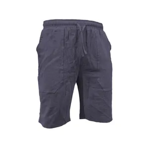 Vista dettagliata degli shorts da uomo in cotone e lino traspirante con coulisse
