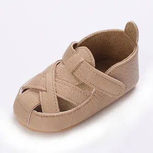 Dettaglio delle scarpe da passeggio per neonati beige con suola morbida e velcro