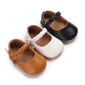 Baby Lauflernschuhe mit geflochtenem Riemen in Braun, Weiß und Schwarz zusammen