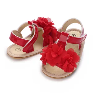 Sandalias rojas para niñas con suelas blandas y gran diseño floral para el verano