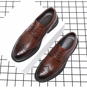 Detailansicht der braunen, atmungsaktiven Brogue-Lederschuhe für Herren im Business-Stil