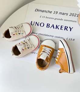Premium Baby-Lauflernschuhe aus weichem Leder in Creme und Senfgelb erhältlich