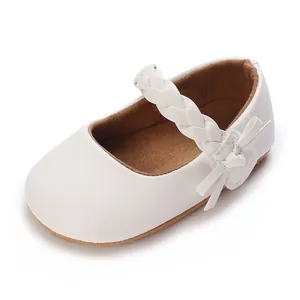 Detailansicht weißer Baby-Mary-Jane-Schuh mit geflochtenem Riemen und Schleife