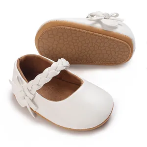Detailansicht weißer Lauflernschuhe für Baby Mädchen mit rutschfester Gummisohle