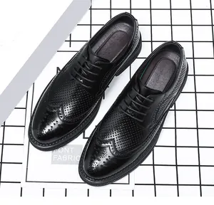 Detailansicht des atmungsaktiven Flügelspitzen-Designs bei schwarzen Brogue-Schuhen