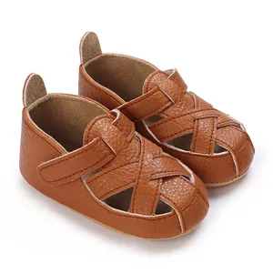Vista dettagliata di scarpe da camminata per neonati in pelle PU marrone intrecciata per estate