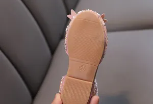 Primer plano de la suela de goma antideslizante con textura de los zapatos de niñas