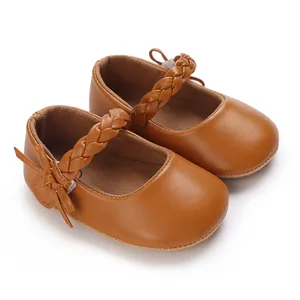 Braune Baby-Prinzessinenschuhe aus Kunstleder mit geflochtenem Riemen und weicher Sohle