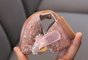 Vista detallada de zapato de baile rosa brillante flexible para niñas pequeñas