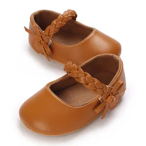 Detaillierte Ansicht brauner Lauflernschuhe für Mädchen mit geflochtenem Riemen und Schleife