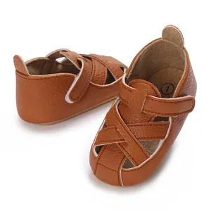 Dettaglio delle scarpe marroni per bambini con suola morbida per neonati da 0 a 1 anno
