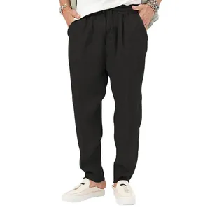 Detailansicht der lockeren schwarzen Leinen-Freizeithose für Herren mit Kordelzug