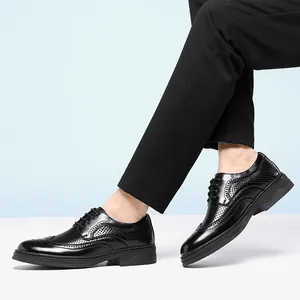 Atmungsaktive schwarze Brogue-Lederschuhe für Herren, ideal für Business und Hochzeit.
