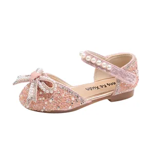 Zapatos de princesa rosas para niñas con lazo elegante, cristales y correa de perlas.