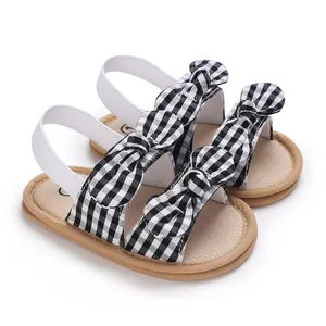 Sandalias de bebé niña con cuadros vichy en blanco y negro, lazos dobles y tira elástica